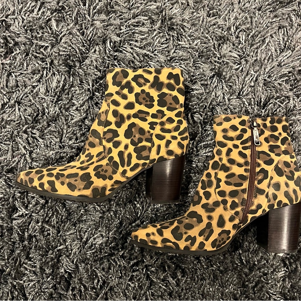 🌺NWT BLONDO LEOPARD PRINTED BLOCK HEELS SIZE 9🌺 - Picture 3 of 9
